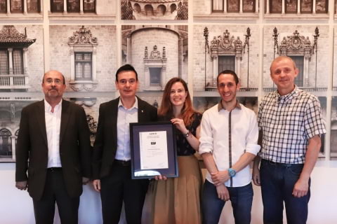 L'equip del projecte amb la certificació i el diputat Joan Carles Garcia Cañizares